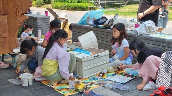 고덕그라시움 사생대회에 참여한 어린이들이 그림을 그리고 있다. 사진제공=우리관리
