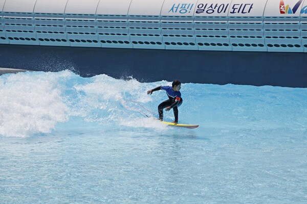 웨이브파크 리프존에서 서핑을 즐기는 서퍼