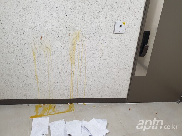 부산 남구 A아파트의 한 세대 앞에 층간흡연에 대한 항의글 여러장과 함께 날달걀이 던져져 있다. [사진=독자 제공]