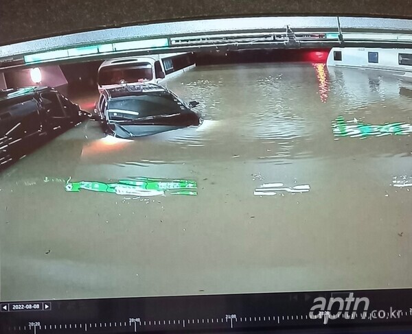 서울 강남의 A아파트 지하주차장이 침수되며 입주민 차량이 피해를 입었다.