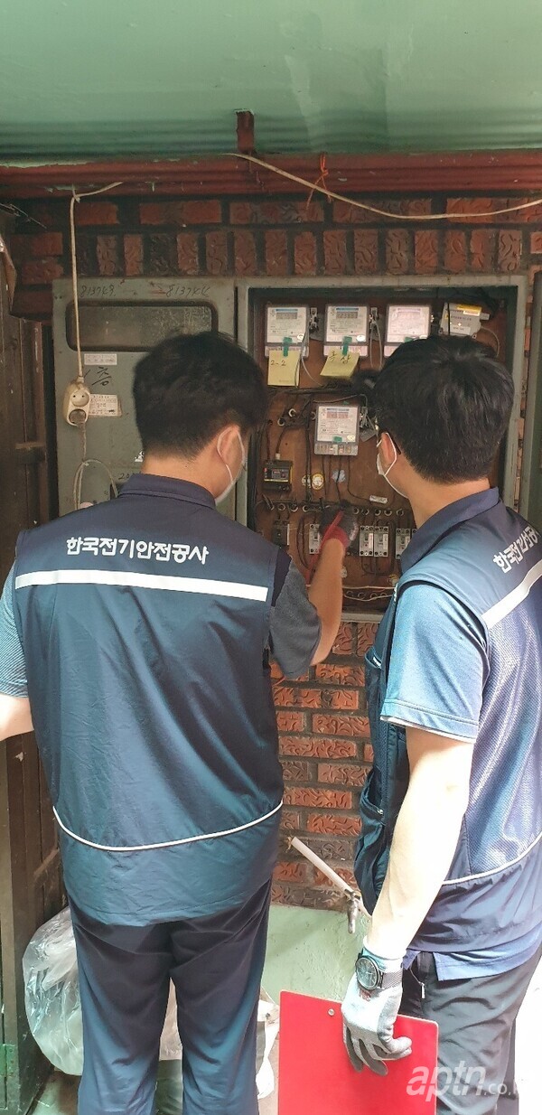 한국전기안전공사 직원들이 누전차단기를 점검하고 있다. [사진제공=한국전기안전공사]
