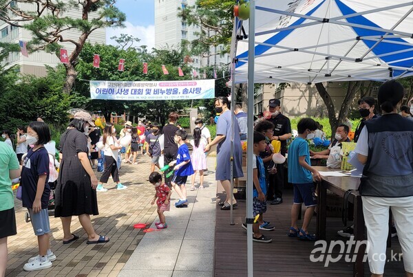 오산고현아이파크 입주민들과 어린이들이 비눗방울, 솜사탕 행사를 즐기고 있는 모습. [사진제공=오산고현아이파크아파트]