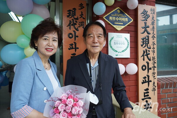 (왼쪽부터) 김현아 관리소장과 손종석 입주자대표회장.