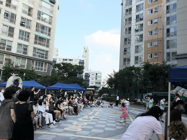 서울 성북구 돈암신일해피트리아파트가 17일 온가족이 함께 하는 '캠핑데이&사생대회' 행사를 열었다. [사진제공=성북구청]