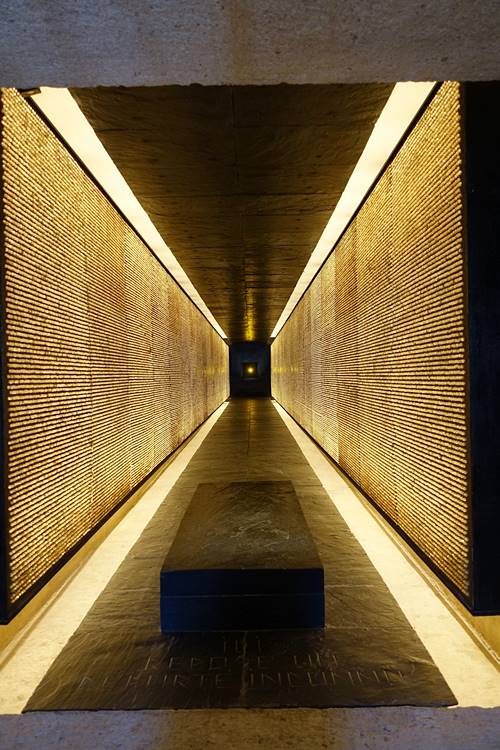 강제수용소에서 사망한 추방자들을 상징하는 20만개의 유리 결정체가 좌우로 늘어선 기념관의 중앙 갤러리