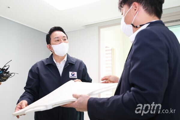 원희룡 국토교통부 장관이 8월 18일 서울 중랑구 망우동 소재 임대주택을 방문해 층간소음 저감매트를 살펴보고 있다.