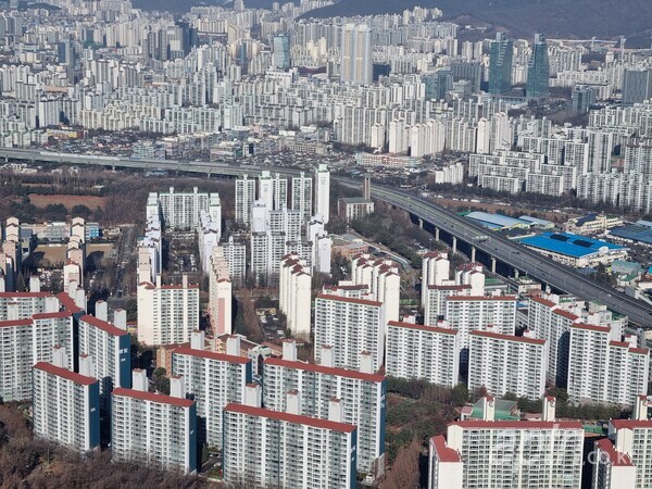 (자료사진) 산 위에서 바라본 집합건물과 공동주택의 모습 [아파트관리신문DB]