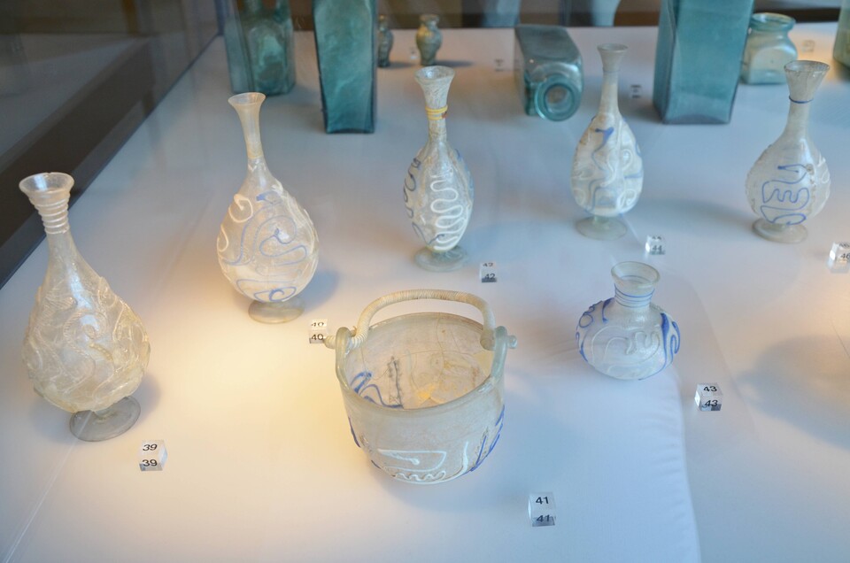 로마게르만박물관에 전시된 고대 로마 시대의 유리제품들