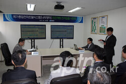 2013년 10월 1일 대전 둔산동 샘머리1단지아파트에서 조달청 정보기획과 반한주 사무관이 ‘나라장터 민간개방 전자입찰’ 과정을 시연하고 있다.