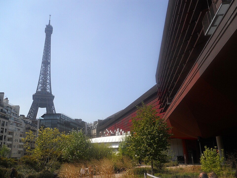 케브랑리 박물관 후면의 수평적 모티프들과 수직적인 에펠탑