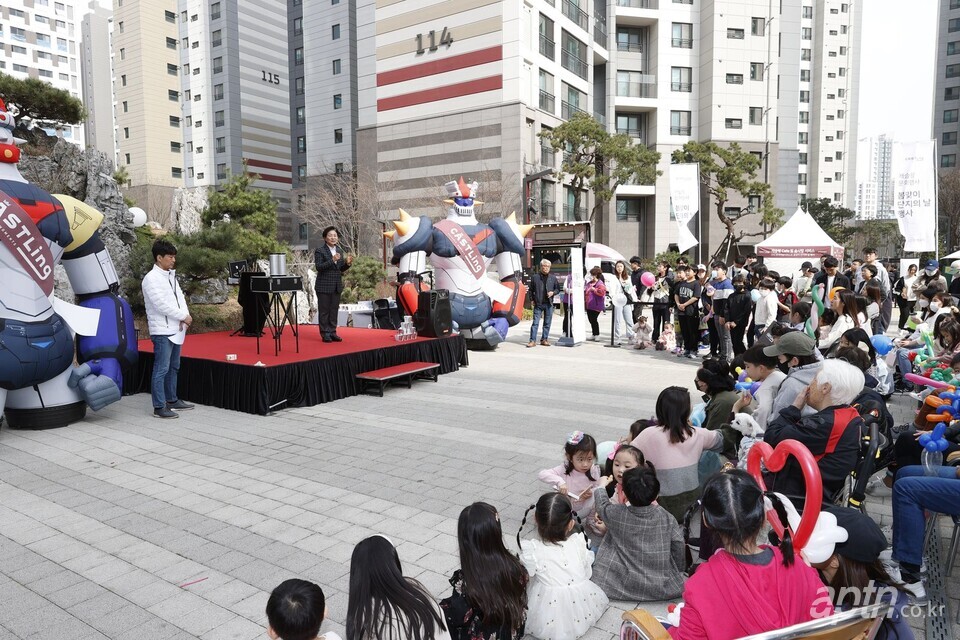 서울 은평구 DMC롯데캐슬더퍼스트아파트가 입주민 화합을 위한 봄맞이 축제를 25일 개최했다. [사진제공=은평구청]