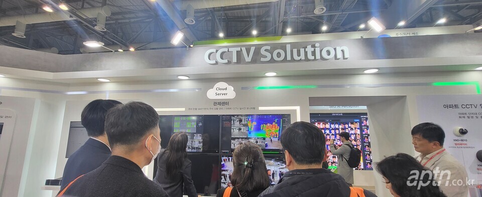 한화비전 관계자들이 ‘아파트 CCTV 실시간 모니터링’ 기술에 대해 설명하고 있다.