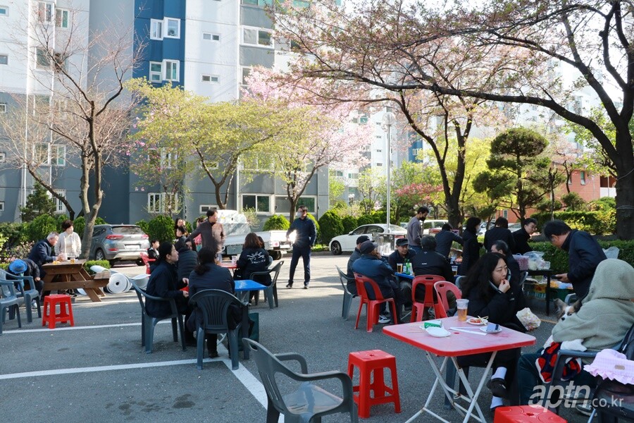 경기 안양시 동안구 목련9단지신동아아파트는 7일 입주민들을 위한 봄맞이 축제를 개최했다. [서지영 기자]