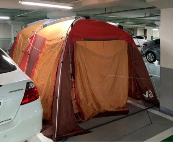 한 온라인 커뮤니티에서 화제가 됐던 아파트 지하주차장에 설치된 텐트.
