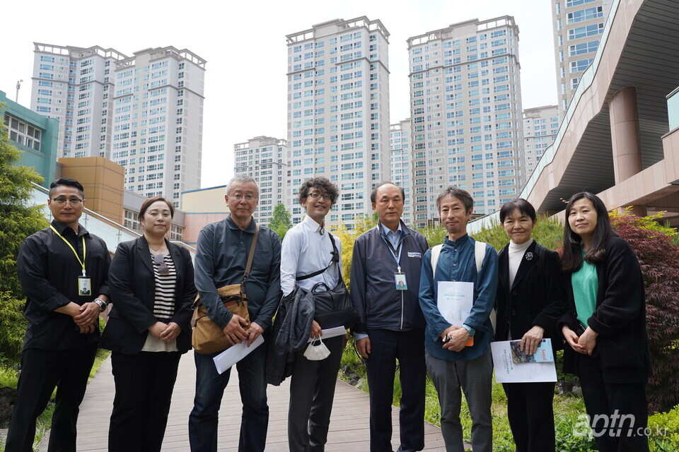 일본 단지재생 전문가 네 명이 4일 오후 반포자이를 방문해 이 아파트 강송구 관리소장(오른쪽 네 번째) 등과 함께 기념사진을 찍고 있다. [사진제공=우리관리]