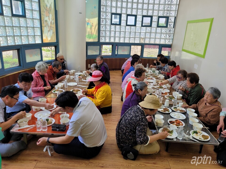 경남 김해시 젤미마을주공2단지아파트가 어버이날을 기념해 단지 내 어르신들에게 점심식사를 대접했다. [사진제공=젤미마을2]