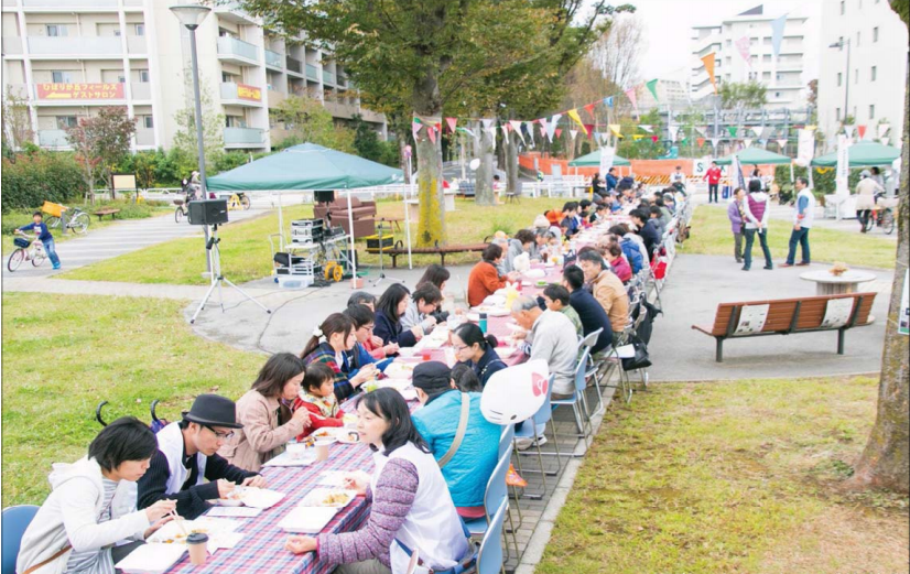 히바리가오카 공동체 활성화 활동 중 하나로 모든 주민들이 모여 점심식사를 하고 있다. [자료제공=마치니와 히바리가오카]