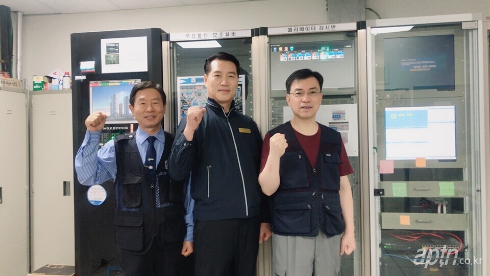 (왼쪽부터) 김윤수 경비대원, 손동환 관리소장, 신연섭 기전주임.