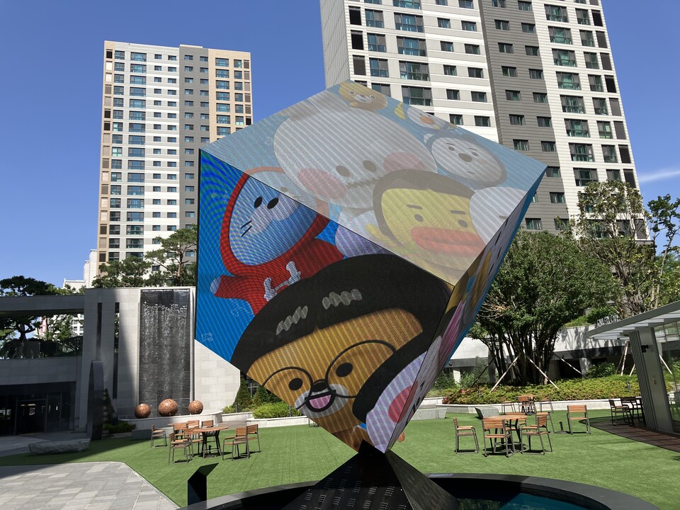 단지 내 중앙광장에 설치된 미디어 큐브에서 송출되고 있는 ‘B패밀리 캐릭터’들