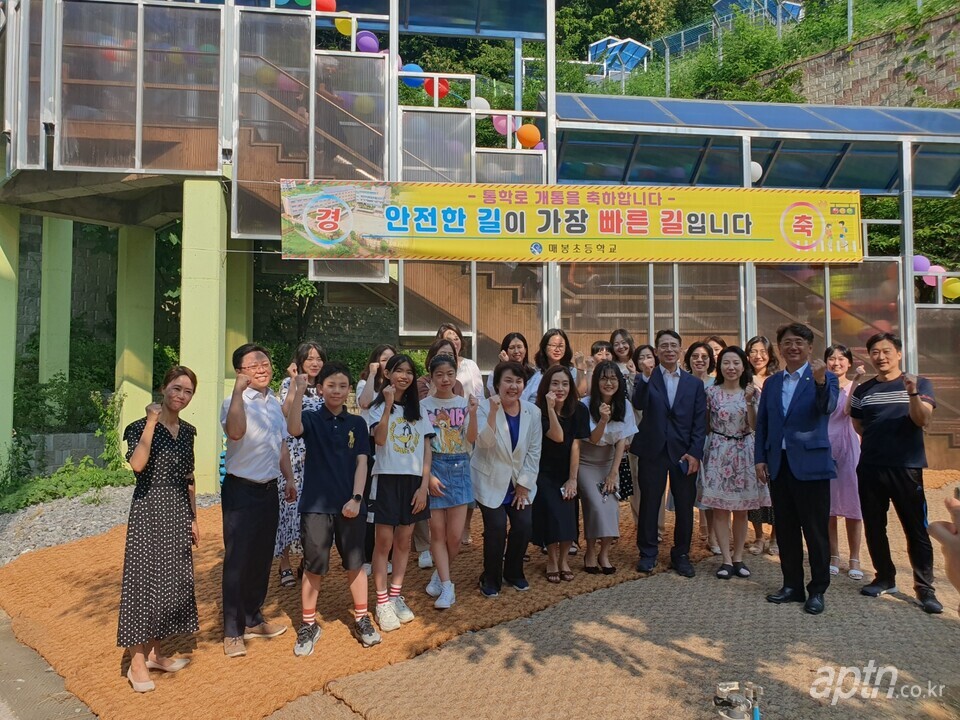 경기 용인시 성복역롯데캐슬클라시엘아파트가 19일 단지와 매봉초등학교 간 통학로 개통식을 개최했다.