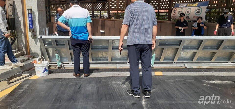 경기 안앙시 A아파트에서 바닥 상승식 차수판을 설치하고 있는 모습 [사진제공=A아파트]