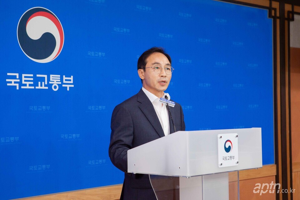 김오진 국토교통부 제1차관이 3일 브리핑을 갖고 무량판 구조 민간아파트 안전성 전수조사에 대한 계획을 밝히고 있다. [사진제공=국토교통부]