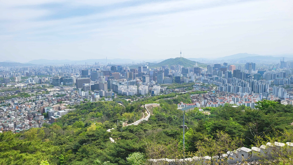 서울 남산으로 연결되는 한양도성 산줄기