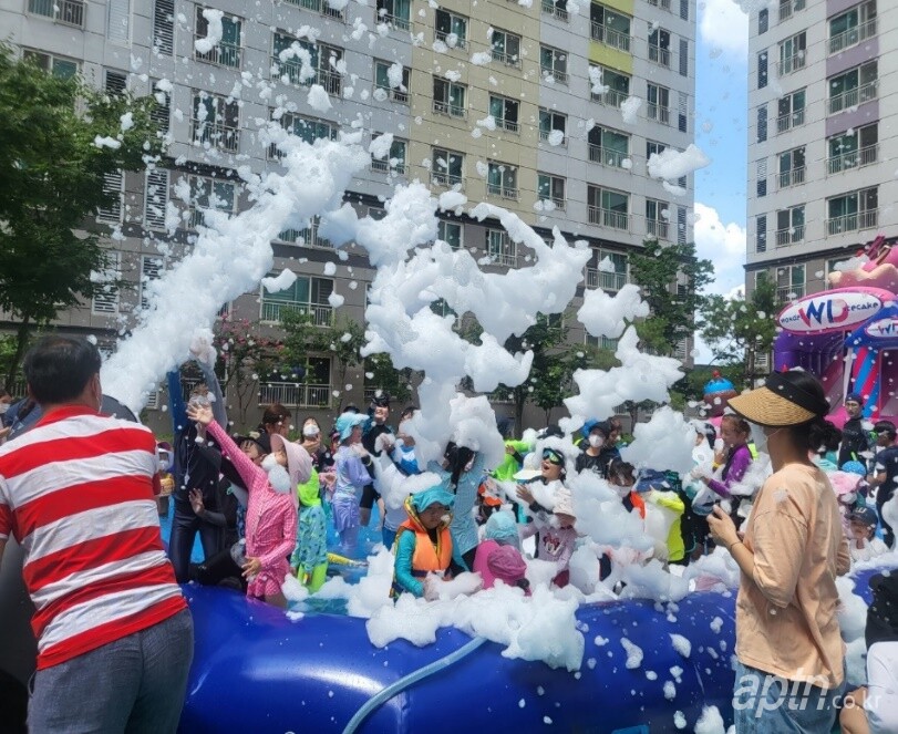 여름에 개최한 어린이 물놀이 행사의 모습 [사진제공=관리사무소]