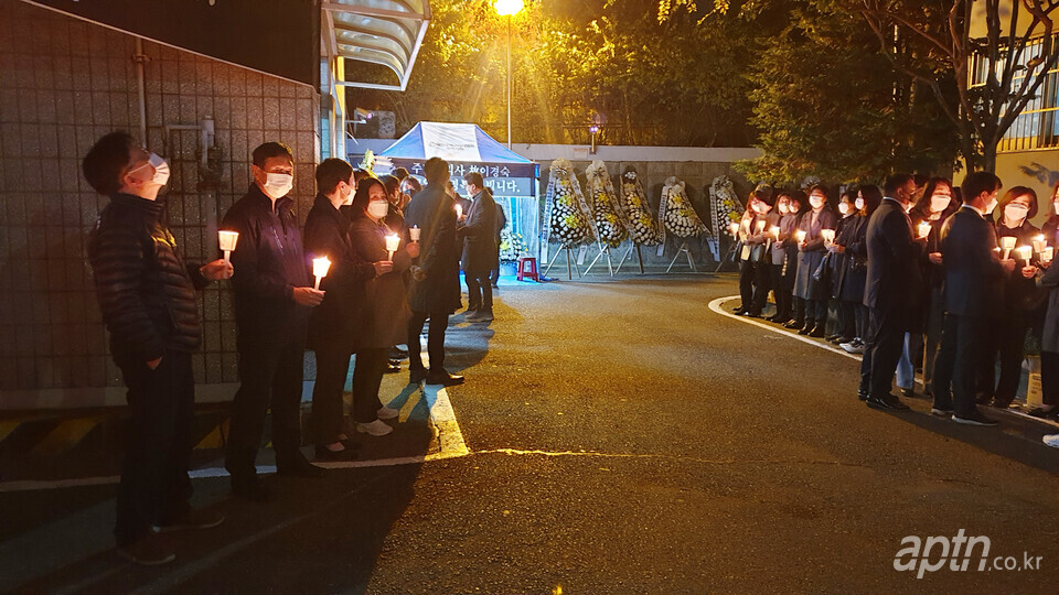 지난 2020년 10월 29일 고 이경숙 소장 추모식에서 동료 소장들이 촛불을 들고 있는 모습. [아파트관리신문DB]