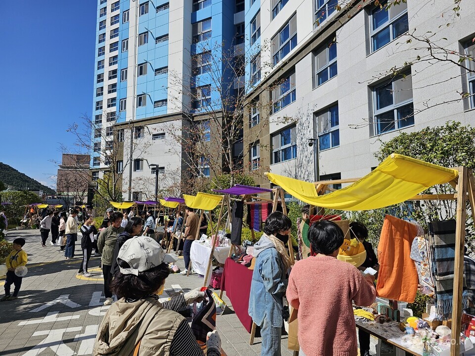 부산 사하역비스타동원 아파트가 10월을 공동체 활성화의 달로 정하고 다채로운 행사를 개최했다. 사진은 21일에 열린 플리마켓의 모습. [사진제공=사하역비스타동원 입대의]
