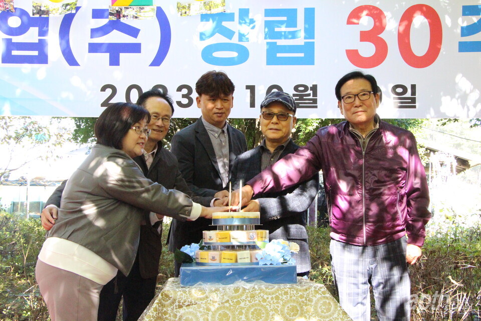 20일 경기 양주시 내 한 행사장에서 개최된 '광인산업 창립 30주년 기념식'에서 김형주 회장(오른쪽에서 두 번째)과 내빈들이 기념 케이크 커팅식을 진행하고 있다. [서지영 기자]