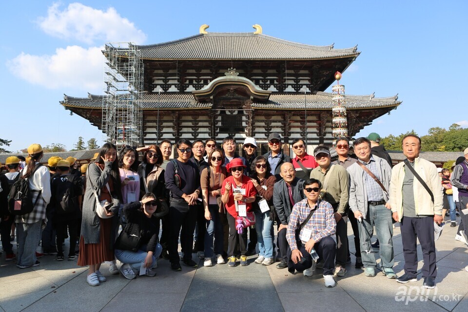 관리 우수성 등을 인정받아 해외여행 기회를 제공받은 광인소장 소속 주택관리사 등이 일본여행 중 기념사진을 찍고 있다.