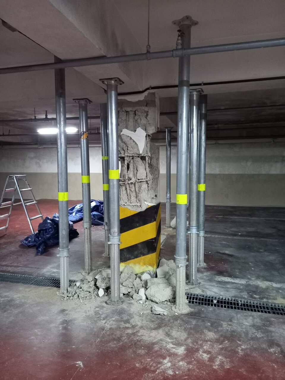 일산 서구 모 아파트에 지하주차장 기둥이 파열돼 응급조치로 보조기둥을 설치했다. [자료제공=고양시청]