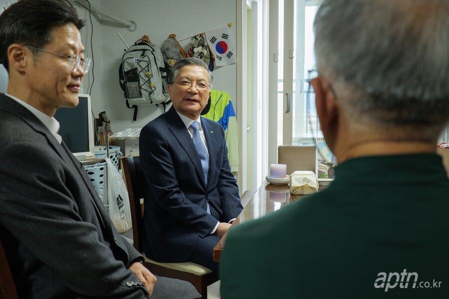 이한준 LH 사장이 경남 산청군 임대주택단지 어르신들을 만나 덕담을 나누고 있다. [사진제공=LH]
