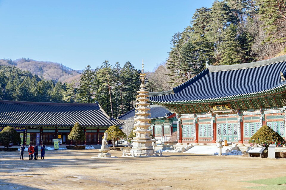 월정사 본존불을 모신 적광전과 팔각구층석탑