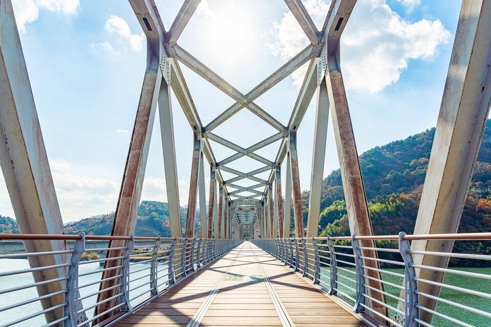 옛 경전선 철교를 리모델링해 만든 알프스 하모니 철교