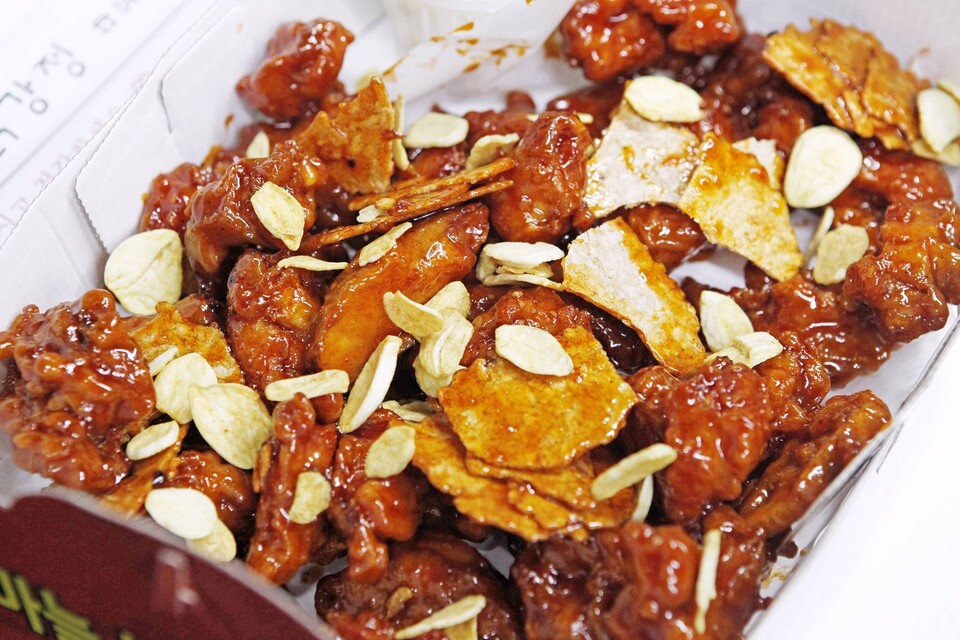 바삭한 누룽지가 들어가는 흑마늘누룽지닭강정