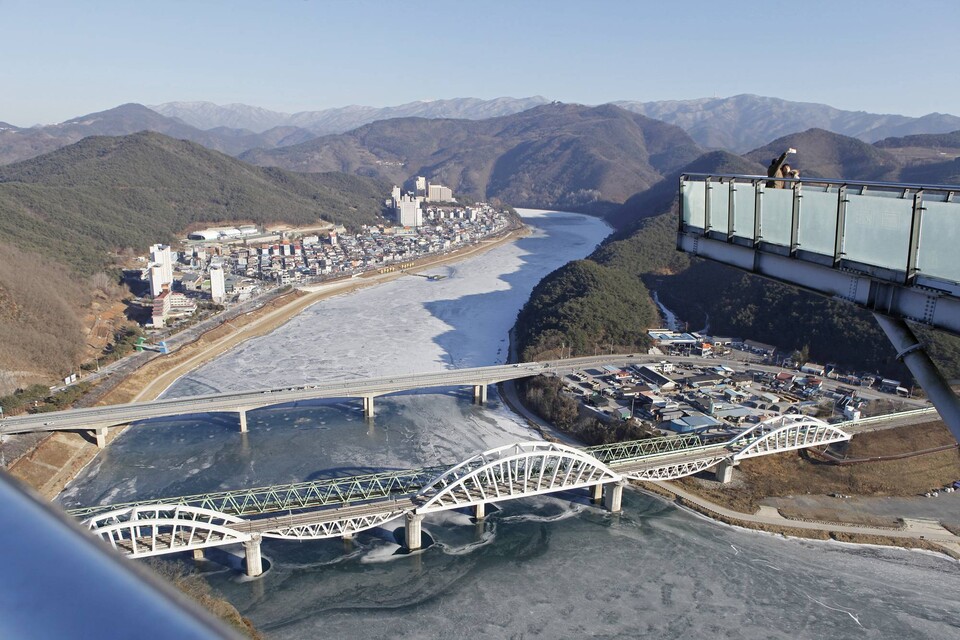 겨울 산과 강의 비경을 자랑하는 만천하스카이워크 전망대