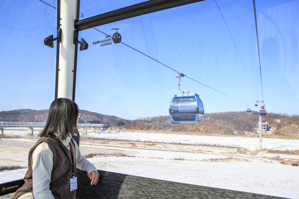 임진각 평화곤돌라를 타고 임진강을 건너가고 있다. 눈이 녹지 않아 새하얀 벌판처럼 보인다
