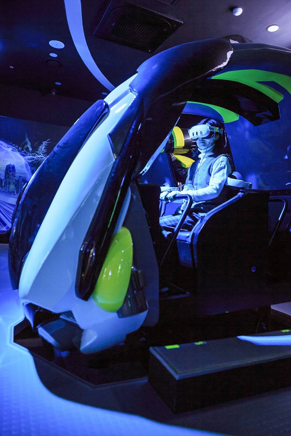 DMZ 생생누리. VR기기를 이용한 드론 라이더로 생동감 있는 영상을 즐길 수 있다