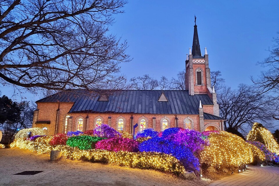 동화 같은 느낌의 공세리성당 야경