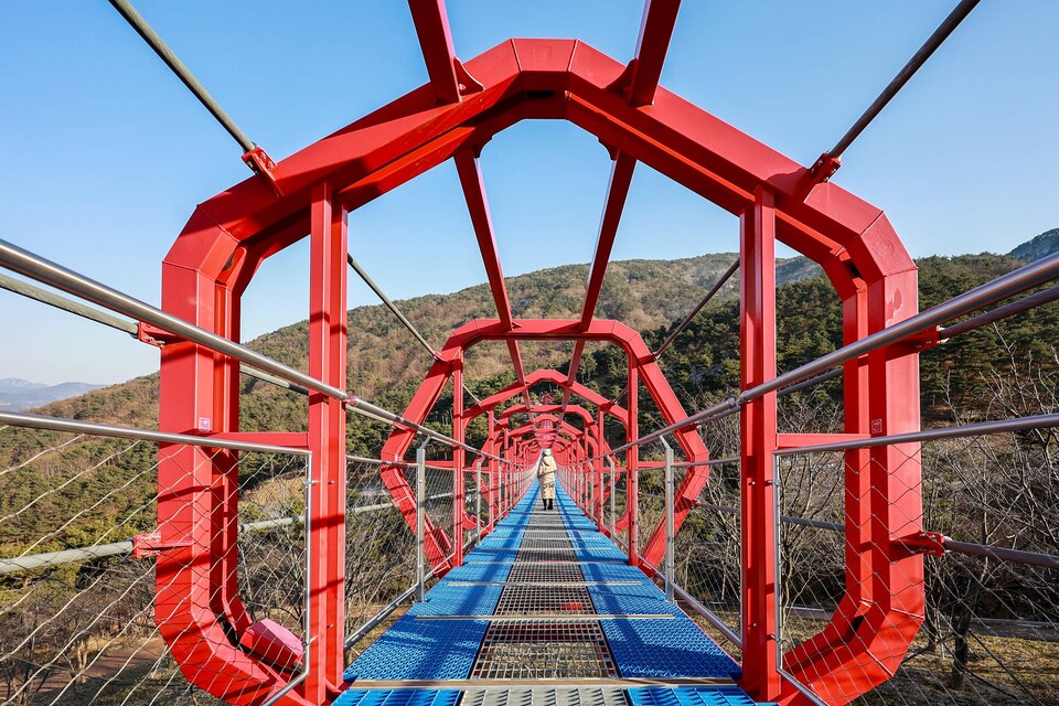 아찔한 풍경을 즐기는 무릉교