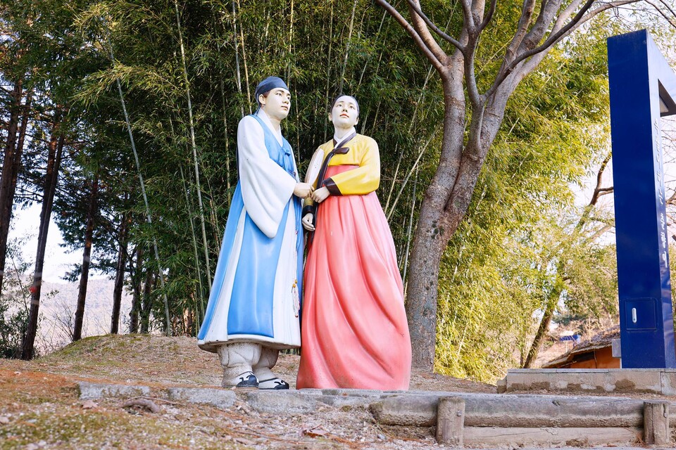 춘향테마파크에 조성된 이몽룡과 성춘향 조형물