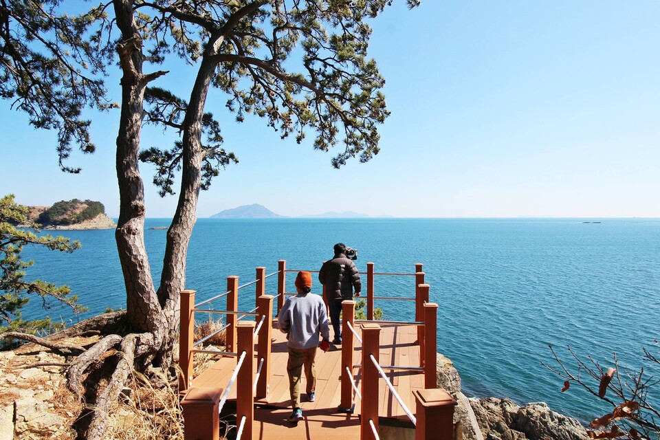 항도몽돌해변의 커다란 갯바위에서 만난 비경