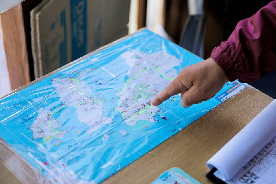 바이크 렌탈 업체 대표가 라이딩 코스를 설명해준다