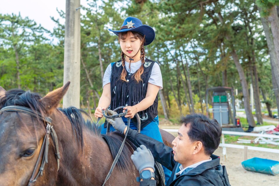 휘게팜 고창해변승마클럽 승마 체험 프로그램. 탑승 자세를 바르게 맞추는 과정.