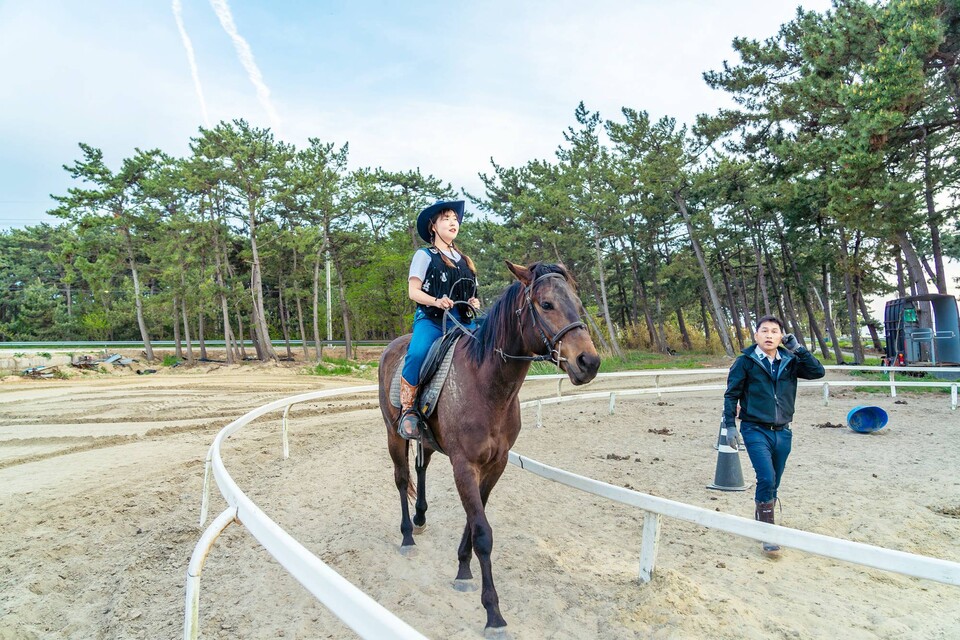 휘게팜 고창해변승마클럽 승마 체험 프로그램. 안내자가 옆에서 승마에 관한 여러 이야기를 전한다.