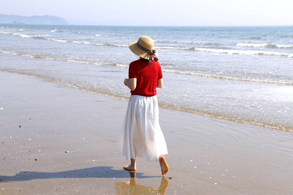 해변 맨발걷기를 '슈퍼 어싱'이라 일컫는다.