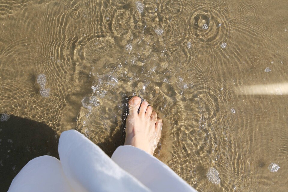 슈퍼 어싱을 하면 파도와 모래의 감촉을 모두 느낄 수 있다.