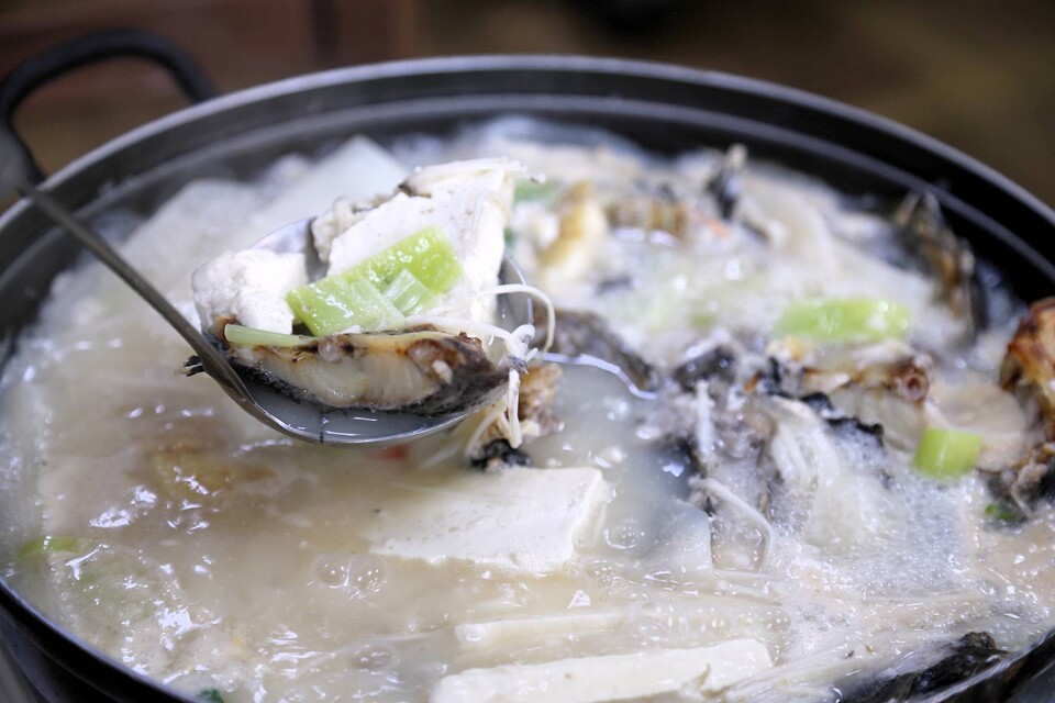 탕거리로 이름난 우럭을 꾸덕꾸덕 말려 뽀얗게 국물낸 향토음식 우럭젓국.